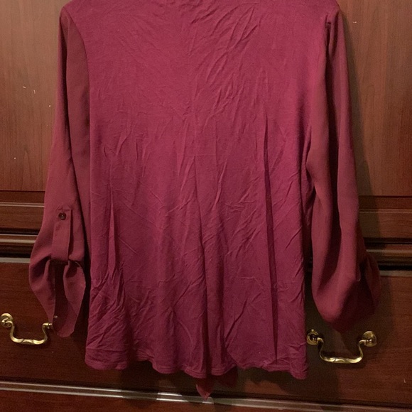 Very pretty professional top in a gorgeous burgundy color. - Picture 4 of 4